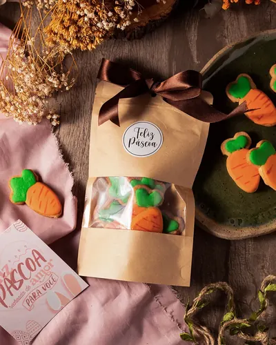Kit de Páscoa com cenouras de chocolate em embalagem kraft, foto sem edição