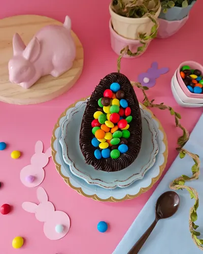 Ovo de colher decorado com confetes coloridos, foto sem edição
