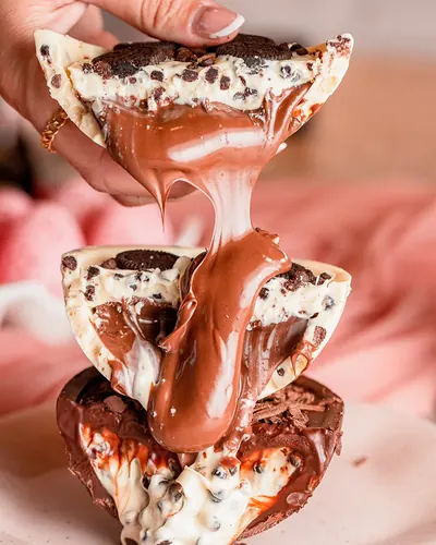 Ovo de colher com calda de chocolate escorrendo, editado com o Preset Poderoso