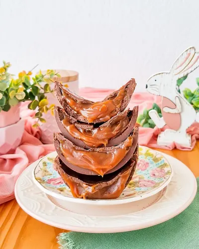 Pilha de ovos de chocolate servida em prato de porcelana, editado com o Preset Poderoso