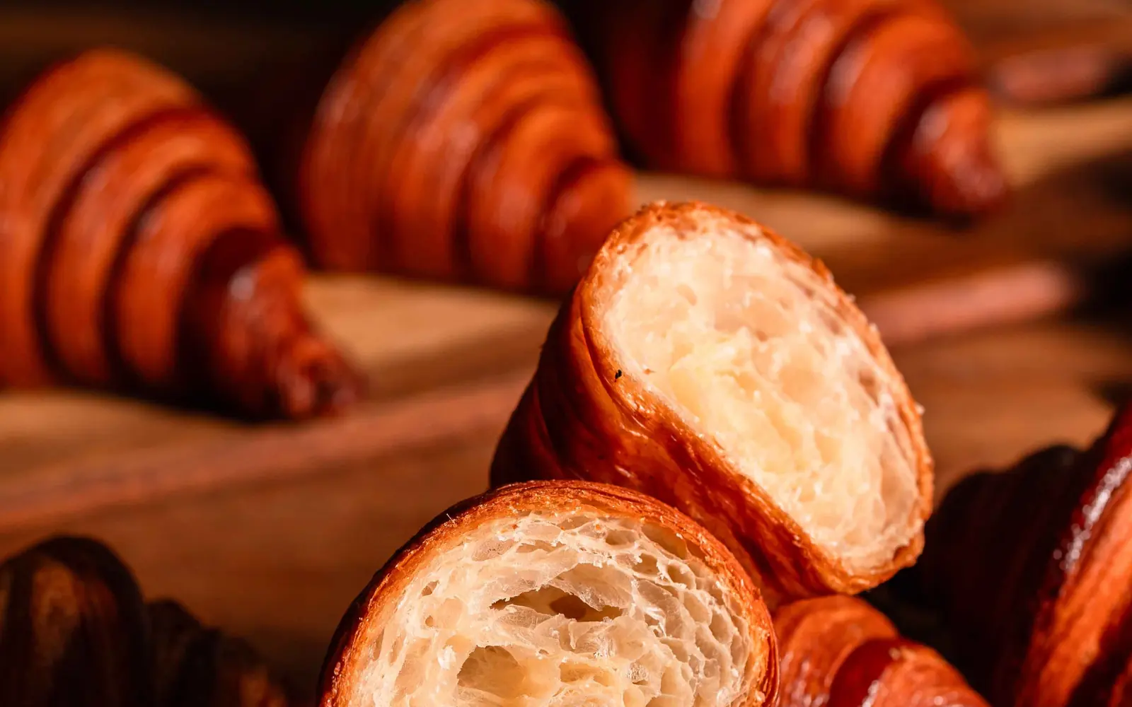 Croissants artesanais dourados fotografados por Lorena Moura, fotógrafa de gastronomia em Fortaleza